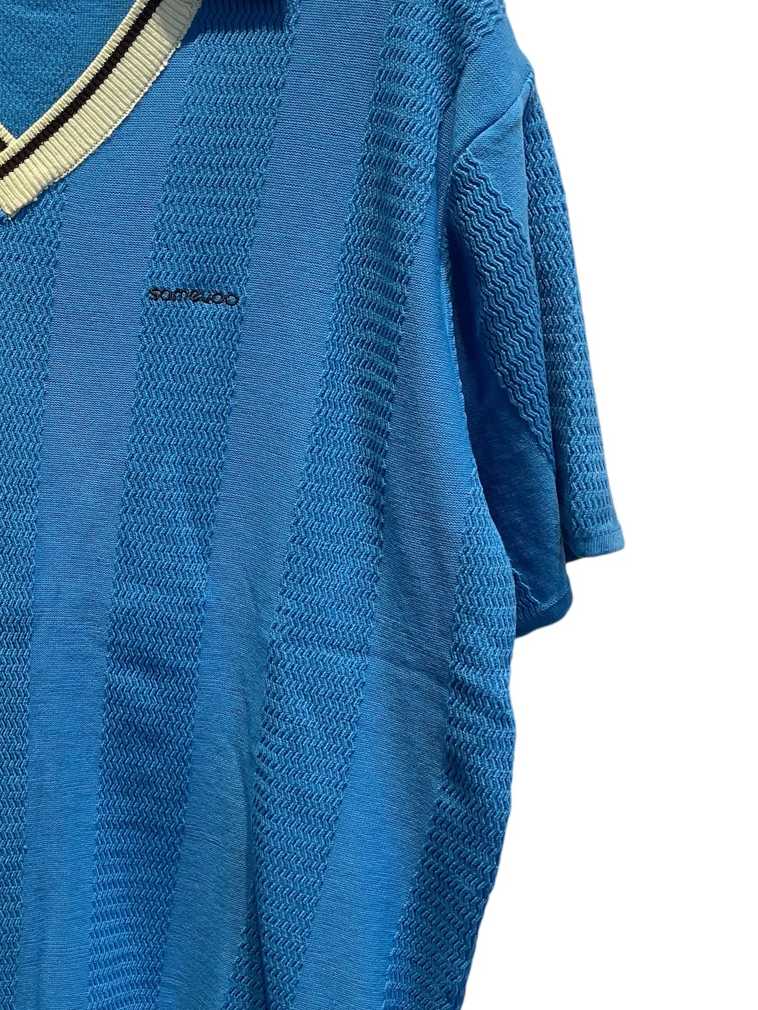 White and blue v-neck knitted T-shirt Blue